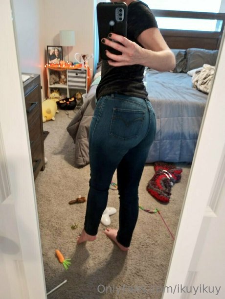 Ikuy Cosplayer 裸の女優 写真