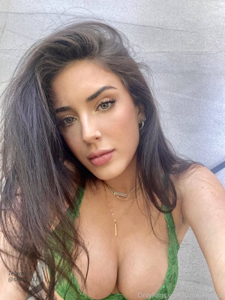 セクシーなブルネットのオンリーファンズ 裸 写真