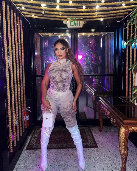 Camila Bernal ポルノスター 独占 写真