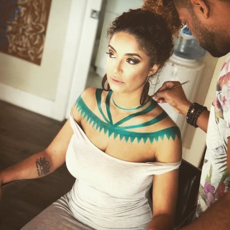 裸の女の子オンリーファンズ 美しいポルノ 写真