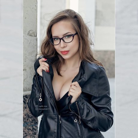 Natasha Roik ポルノスター 裸 アーカイブ