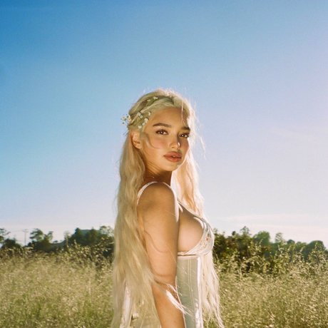 金髪の筋肉オンリーファンズ セクシーヌード 写真