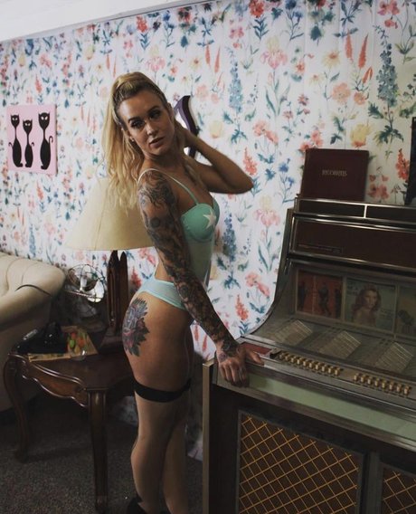 Taylor Starling_ ポルノモデル ギャラリー