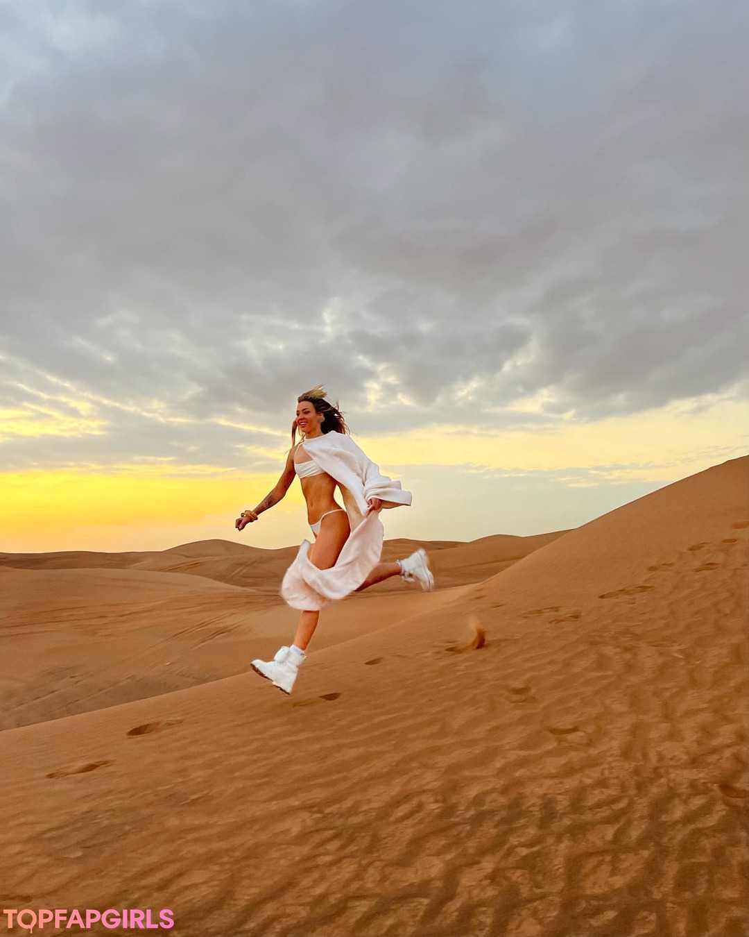 巨乳ストリップオンリーファンズ 素敵 写真