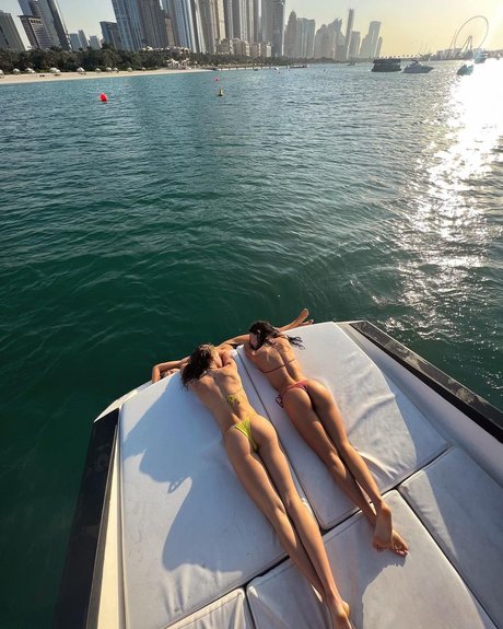 小さなおっぱいオンリーファンズ 無料セクシー 写真