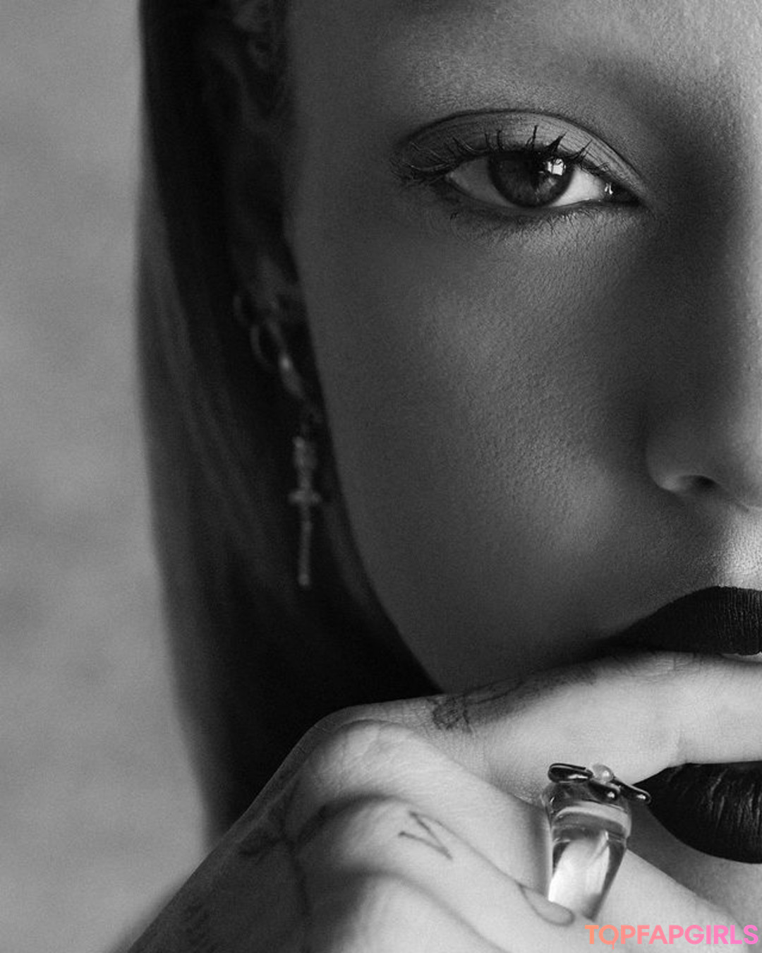 曲線美のランジェリーオンリーファンズ 無料ポルノ 画像