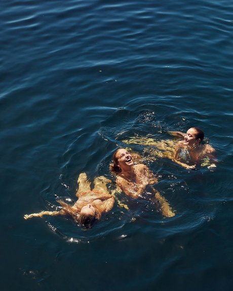 小さなおっぱいオンリーファンズ セックス 写真