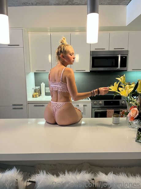 かわいいブロンドのオンリーファンズ 無料ヌード 画像