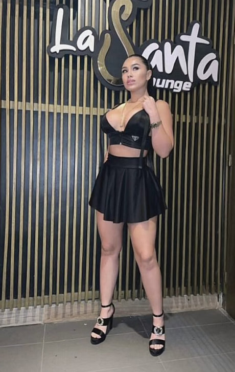 小さいチンポのシーメールオンリーファンズ 裸 写真