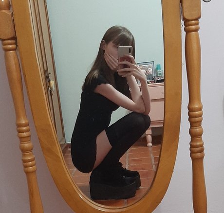 Kiki Glitter Cosplay 高品質モデル 写真