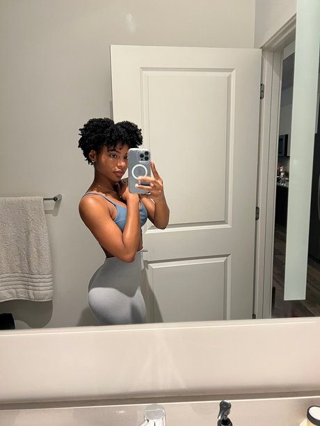 アナルファックオンリーファンズ 可愛い 写真