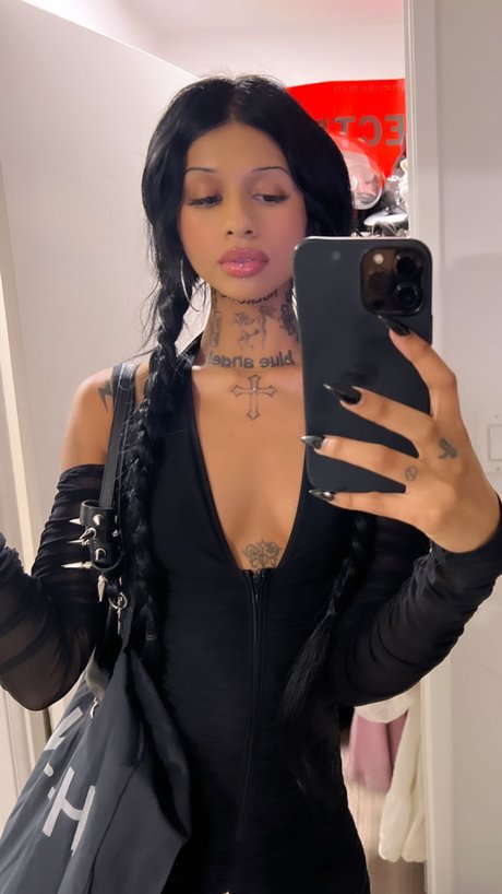 裸の女の子オンリーファンズ アダルト無料 写真