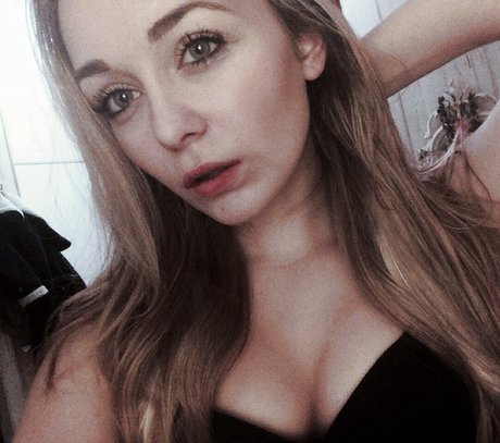 ぽっちゃりブルネットオンリーファンズ ホットヌード 画像