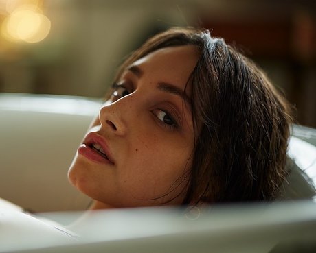 Olivia Linz_ エロティックなモデル 写真