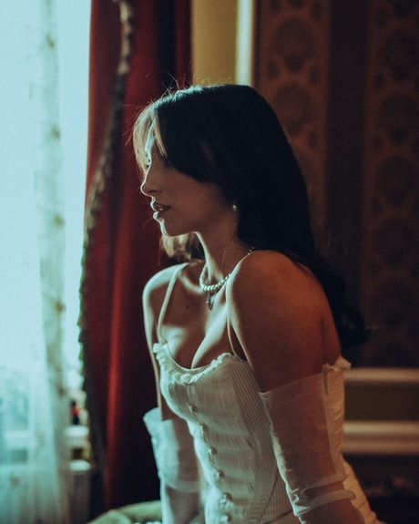 Olivia Linz_ ヌードモデル 写真