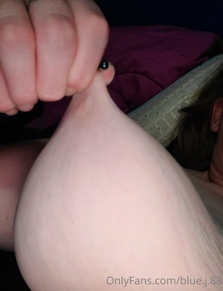 曲線美の女の子オンリーファンズ セクシーヌード 画像