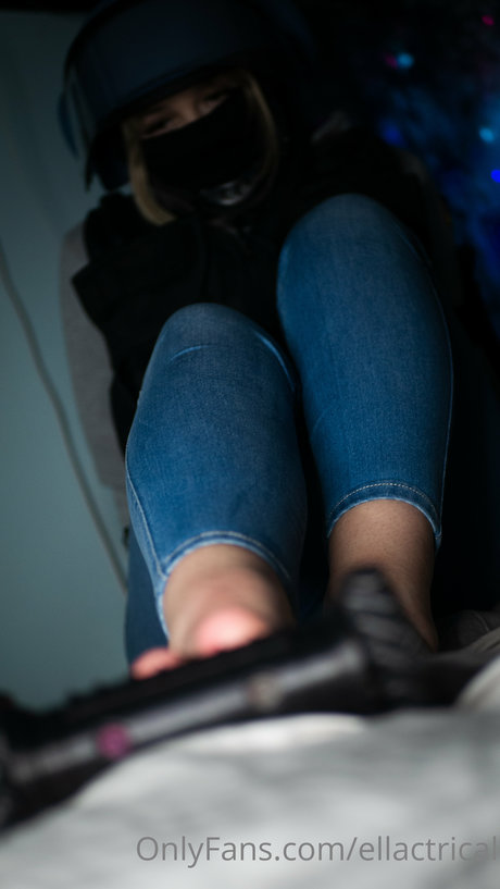 Ellactrical 裸のスター 写真