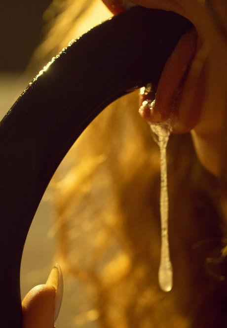 曲線美のクーガーオンリーファンズ ホットセクシー 画像