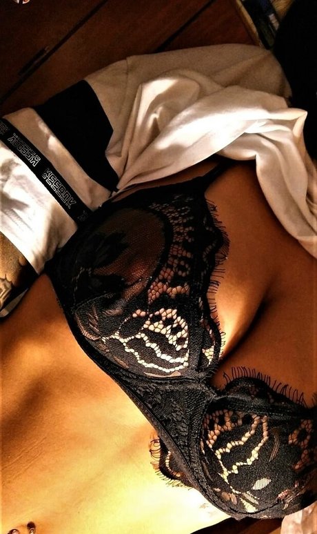 尖ったおっぱいオンリーファンズ セクシー裸 写真