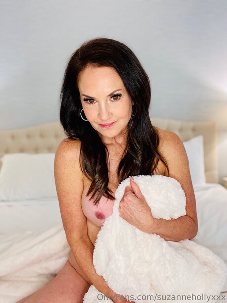Suzannehollyxxx 裸の女優 写真