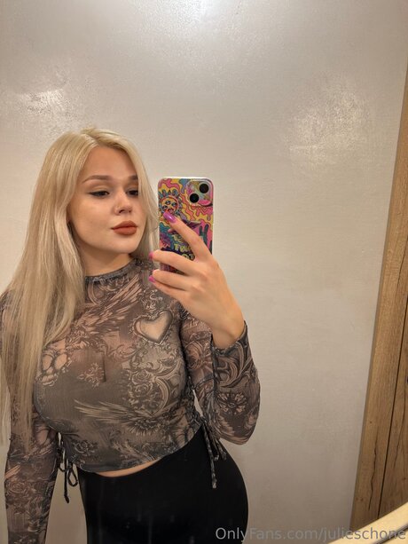 Julieschone セックス女優 写真