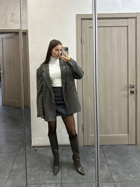 お尻を広げるオンリーファンズ アート裸 写真