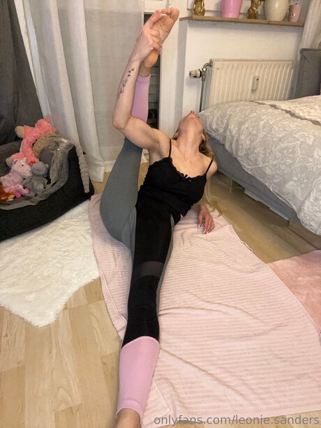 Leonie Sanders 高品質のポルノスター 画像