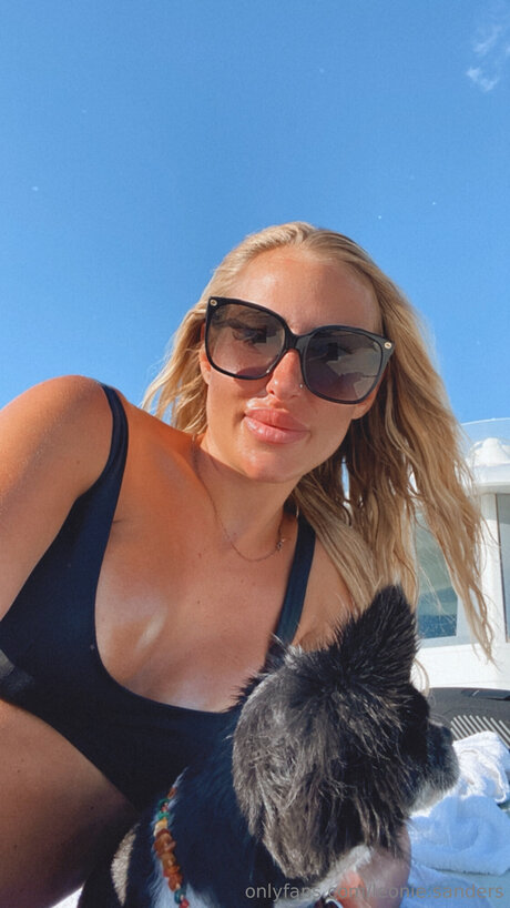 Leonie Sanders トップモデル 写真