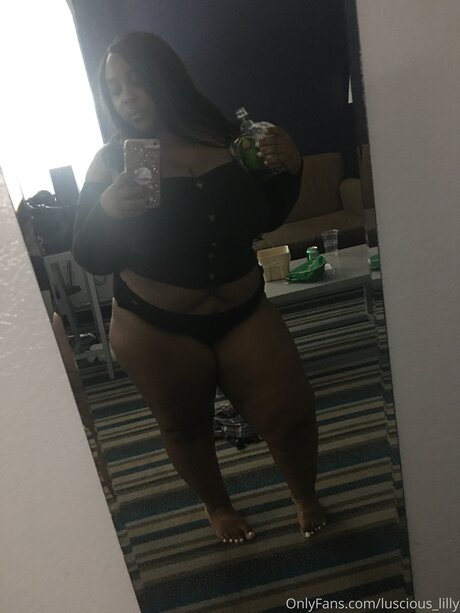 Luscious Lilly スター 写真