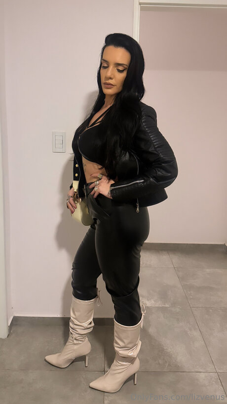 ストリップショー オンリーファンズ 無料裸 写真