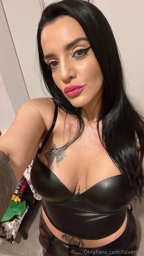 ベビーシッターオンリーファンズ ヌード 写真