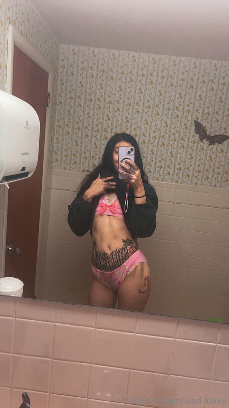 Wed Luvvy エロティックなモデル 画像