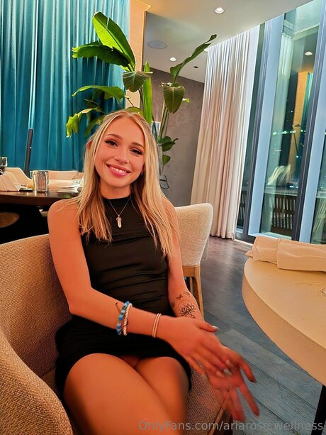 Ariarose Wellness スター ヌード 写真