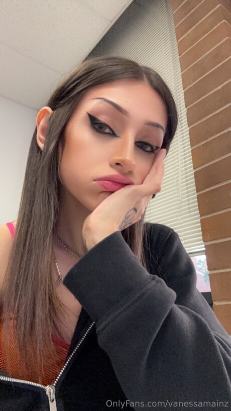 Vanessamainz セクシーなポルノスター 画像