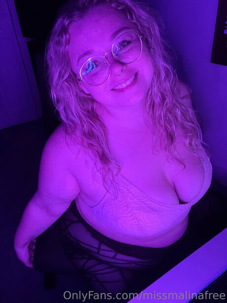 ぽっちゃりブロンドのオンリーファンズ アートヌード 画像