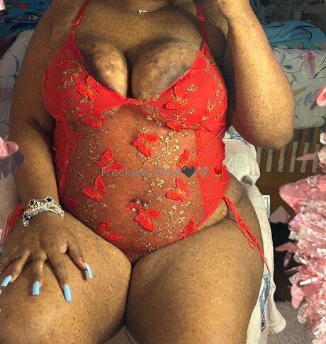 ベビーシッターオンリーファンズ セクシーヌード 写真