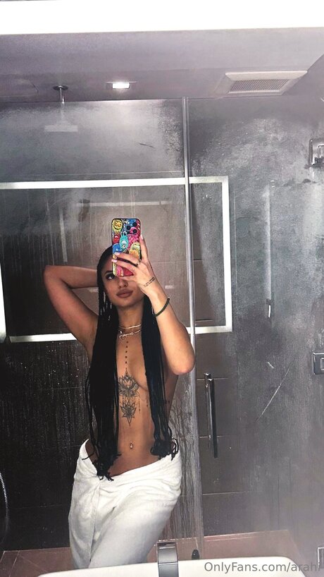 Arahi エロティックなモデル 写真