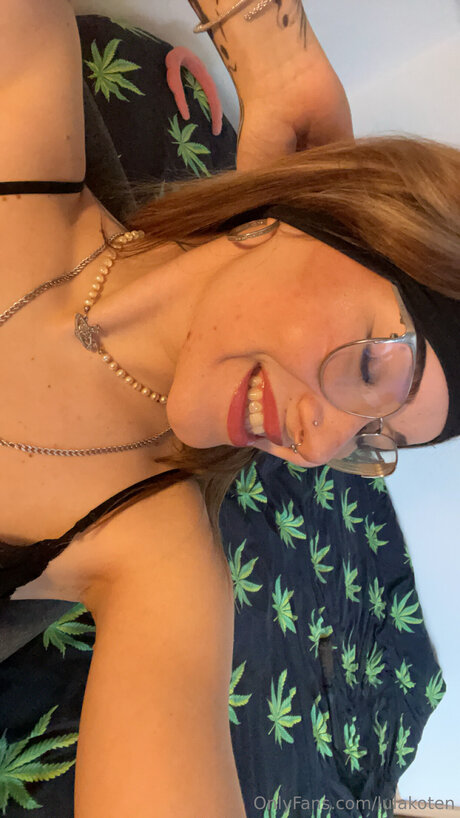 小さなおっぱいオンリーファンズ ポルノ 写真