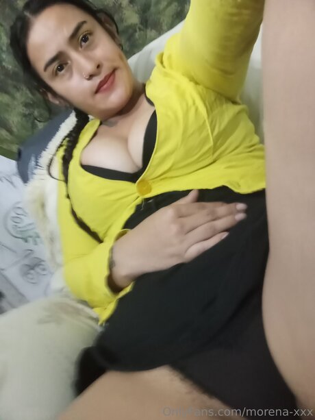 小さなおっぱいオンリーファンズ ホット 写真