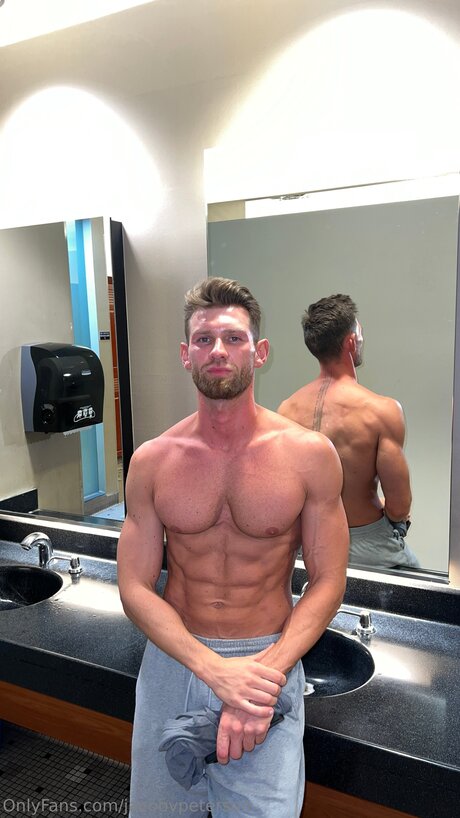 ぽっちゃりブルネットオンリーファンズ セクシー裸 写真