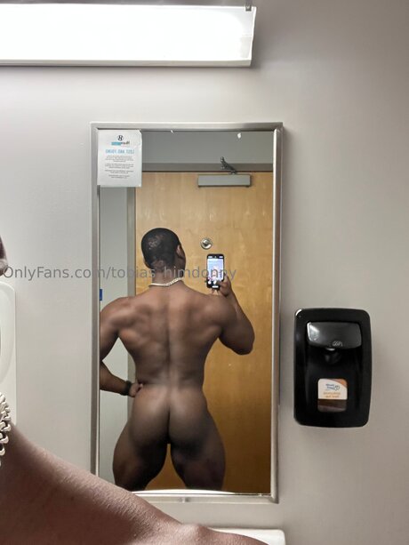 弁護士オンリーファンズ セクシーヌード 写真