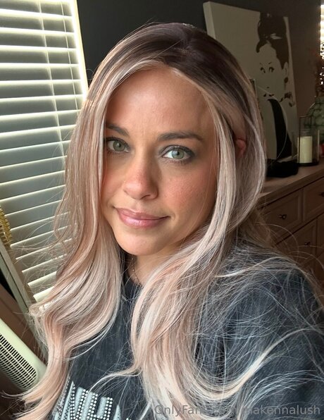 Makennalush スター ヌード 写真