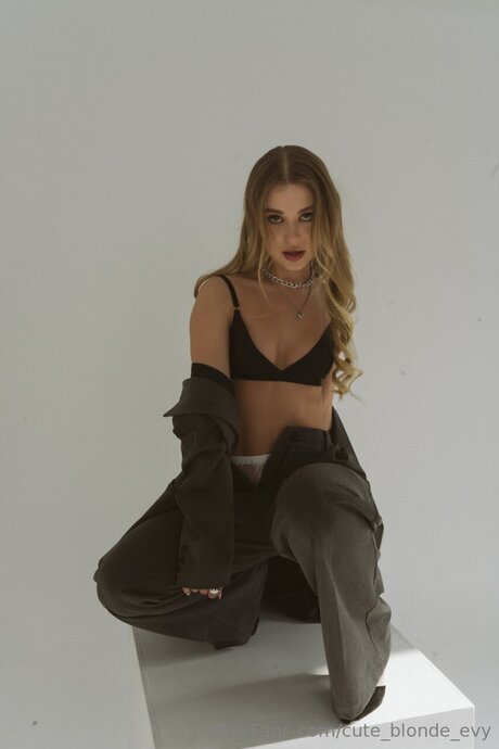 Cute Blonde Evy ポルノスター 無料 ギャラリー