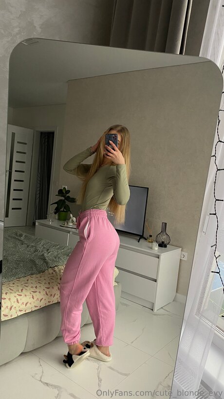 Cute Blonde Evy ポルノスター 写真