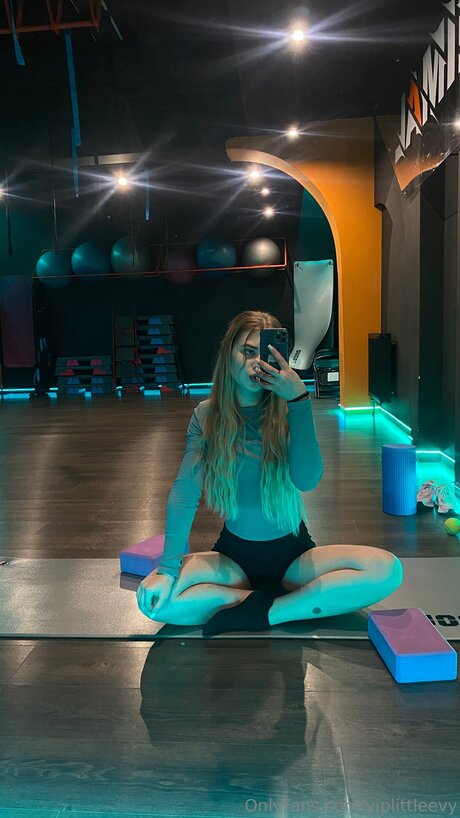 Cute Blonde Evy HD女優 ギャラリー