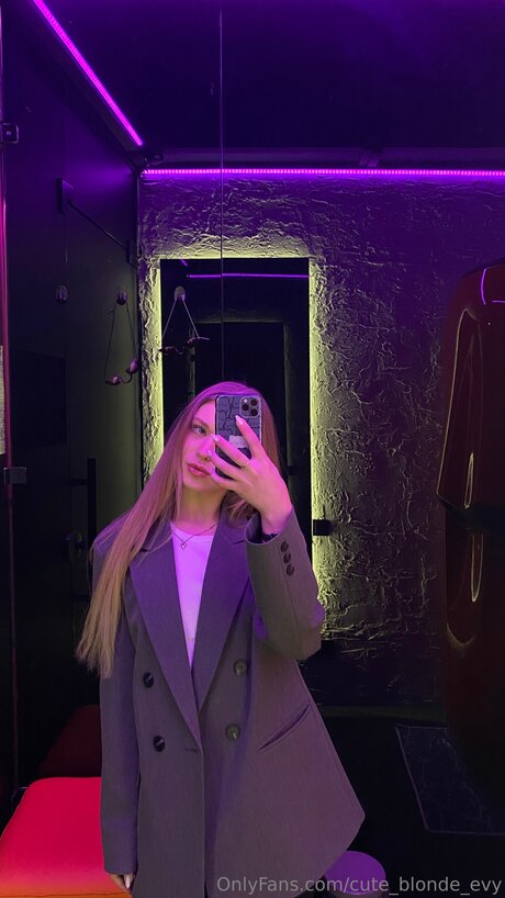 Cute Blonde Evy 高品質女優 画像