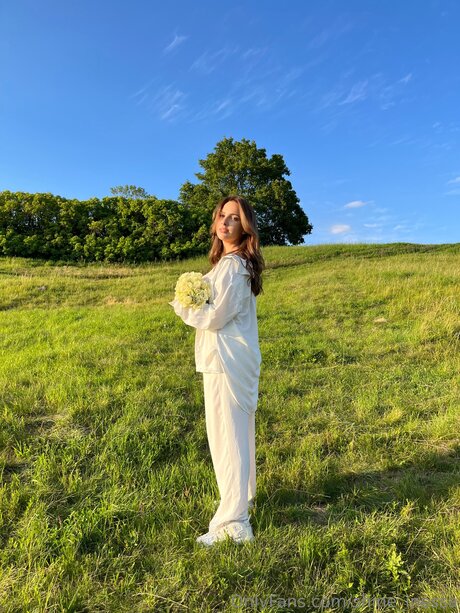 Shine Inessa かわいいモデル 画像