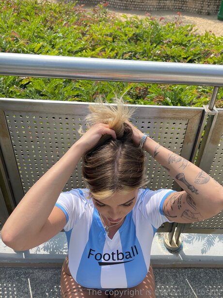 大きなプッシー唇オンリーファンズ アート裸 画像