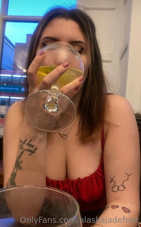 巨乳ストリップオンリーファンズ アダルト 写真