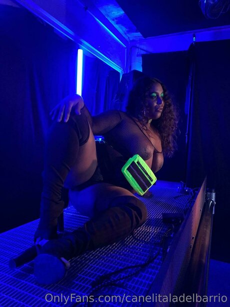 曲線美の女の子オンリーファンズ ヌード 写真